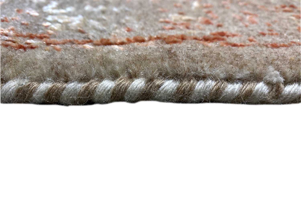 Carpet edge with dense pile and a durable edge finish, beige yarn