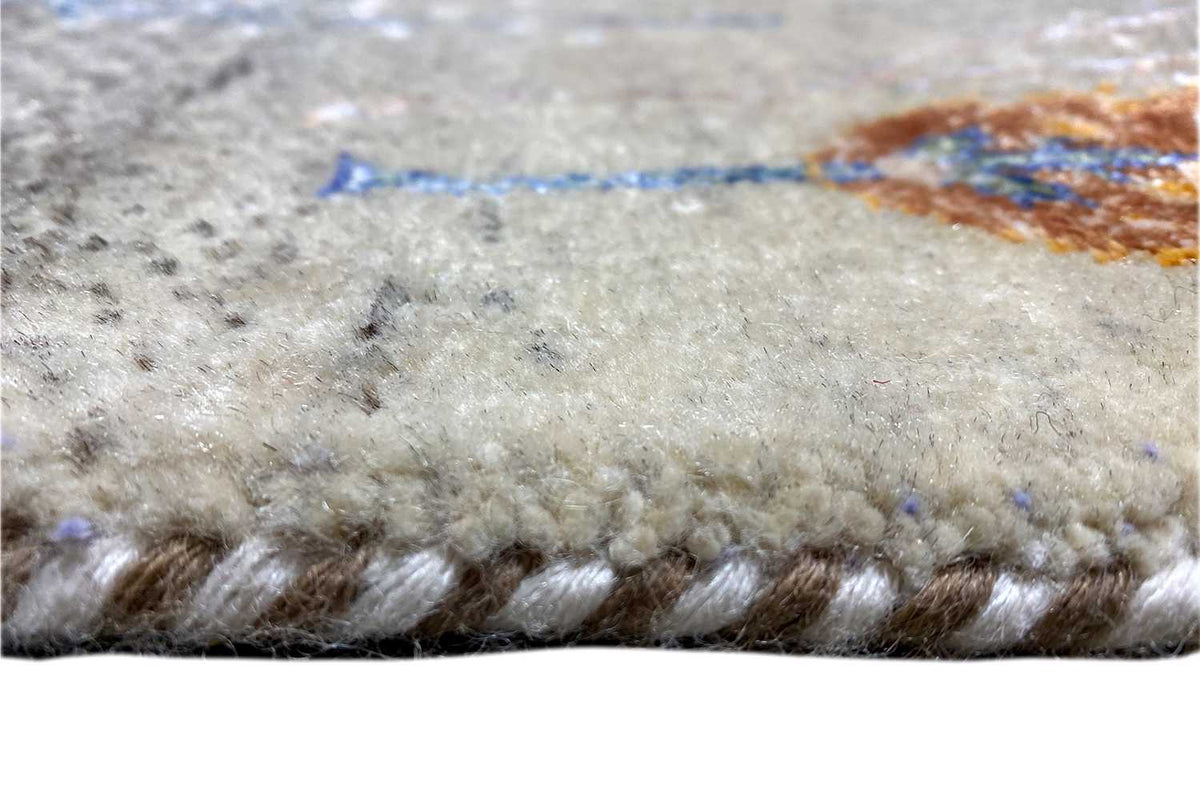 Gabbeh-Lori rug seam/fringe at the edge: dense pile in cream-gray.