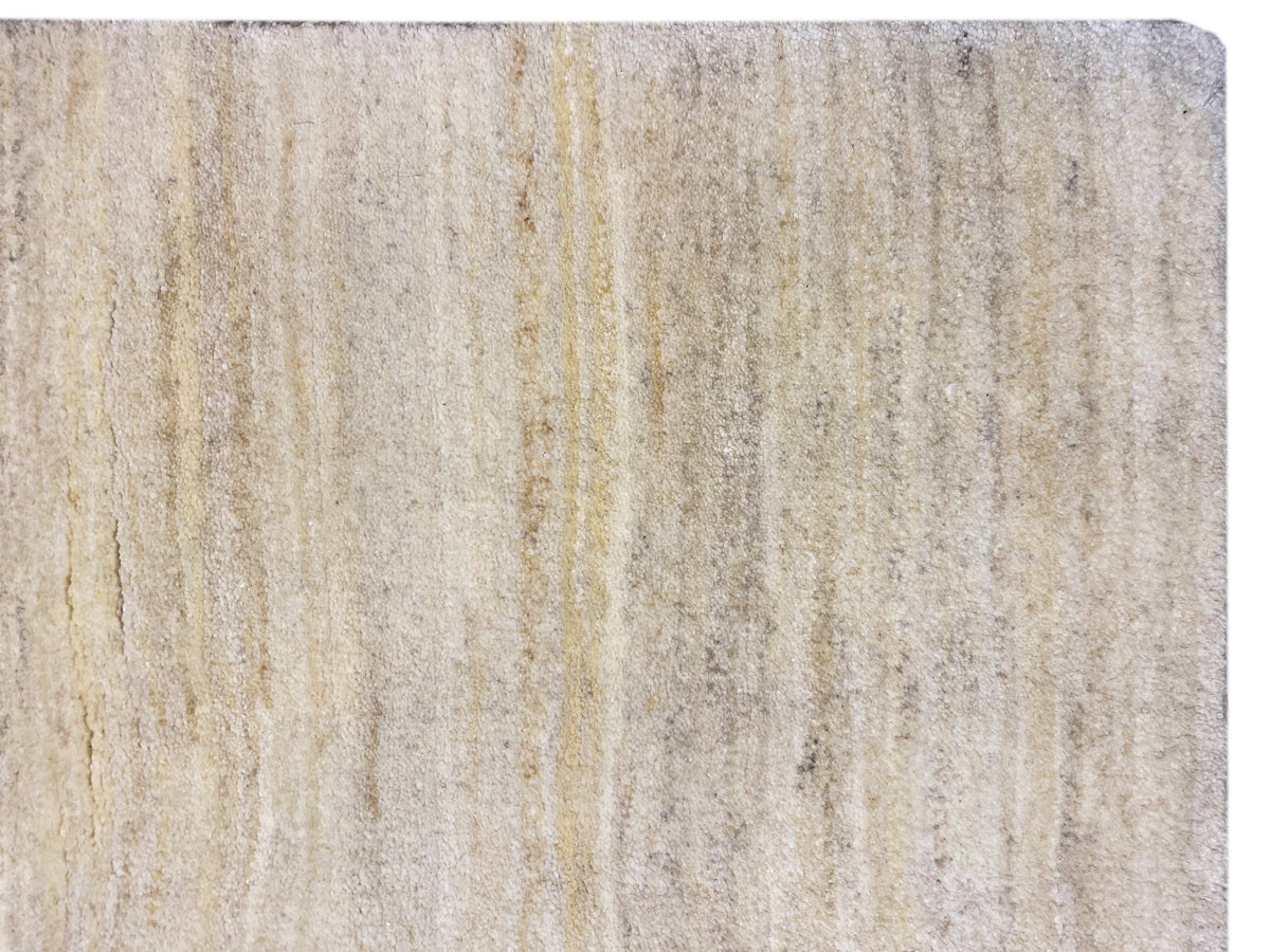 Gabbeh-Teppich Oberfläche mit feinen, linearen Mustern in hellen Naturtönen