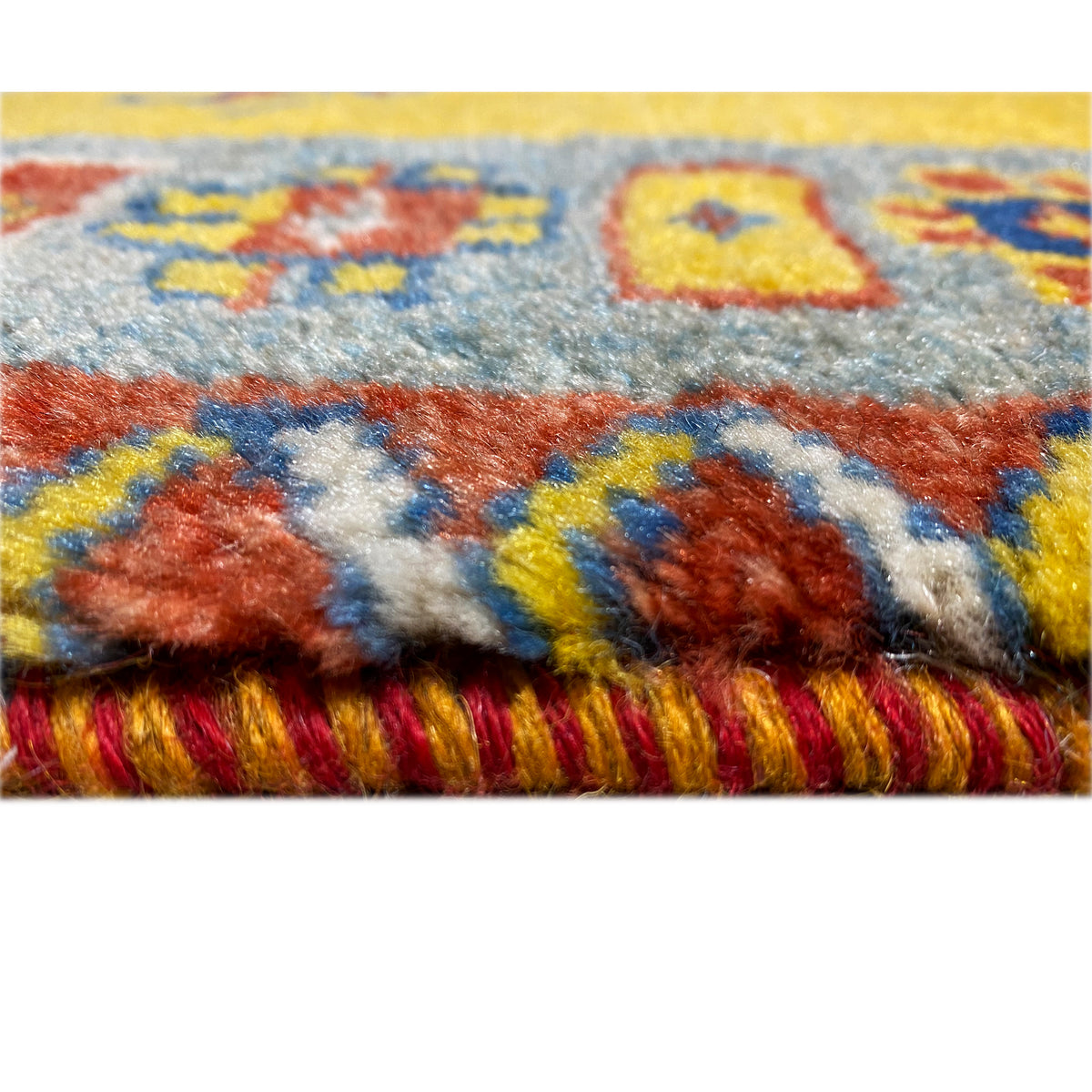 Close-up of the hem: multicolored fringed edge on the Gabbeh runner