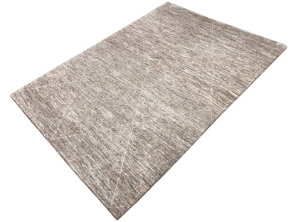 Gabbeh-Teppich 211x149 cm, seitliche Ansicht, sandiges Grau-Beige, klar erkennbare Struktur