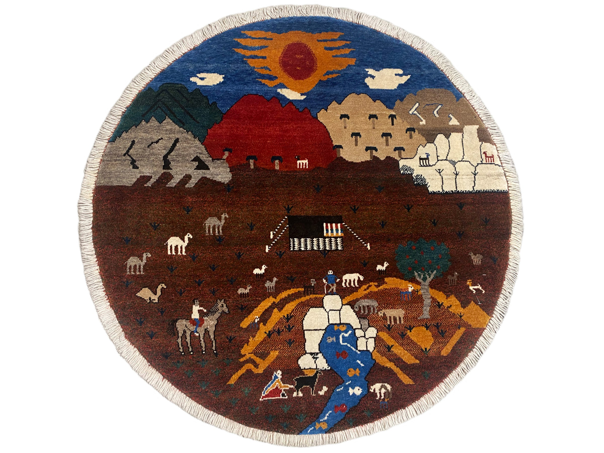 Runder Gabbeh-Teppich mit braunem Grund und farbenfrohem Dorfmotiv, naturfarbener Rand