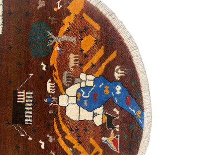Runder Gabbeh-Teppich, Detail mit braun-blauer Szene und naturweißem Rand