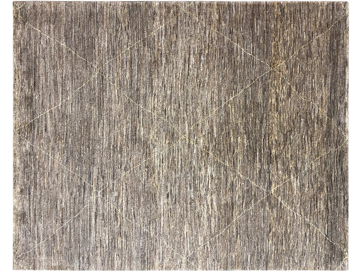 Teppich mit dichtem Kurzflor, silbergrauer Oberfläche und dezentem geometrischem Linienmuster.