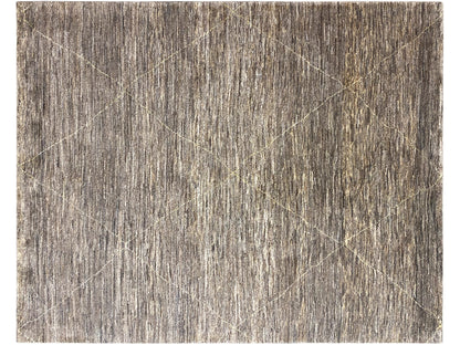 Teppich mit dichtem Kurzflor, silbergrauer Oberfläche und dezentem geometrischem Linienmuster.