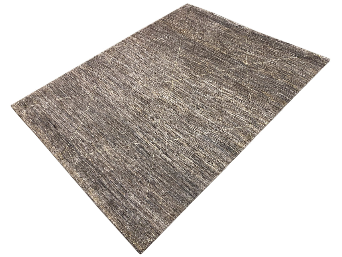 Teppich in Grau-Beige, diagonales Linienmuster auf melierter Oberfläche, Ecke im Bild.