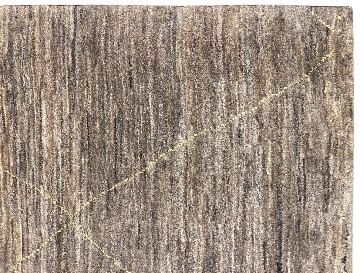 Teppichoberfläche mit vertikalen Texturstreifen und geometrischen Linien in Grau und Beige.