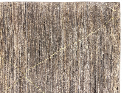 Teppichoberfläche mit vertikalen Texturstreifen und geometrischen Linien in Grau und Beige.