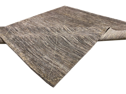 Teppich mit diagonaler Linienführung, grau-beiger Melange-Ton und sichtbarer Musterkante.