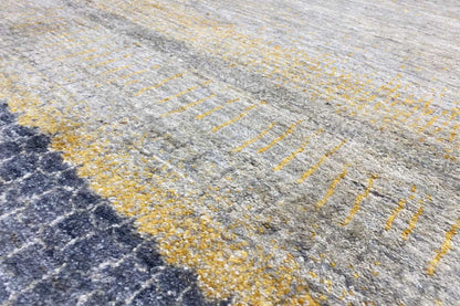 Close-up of the carpet pile: light gray with yellow lines and a dark blue pattern