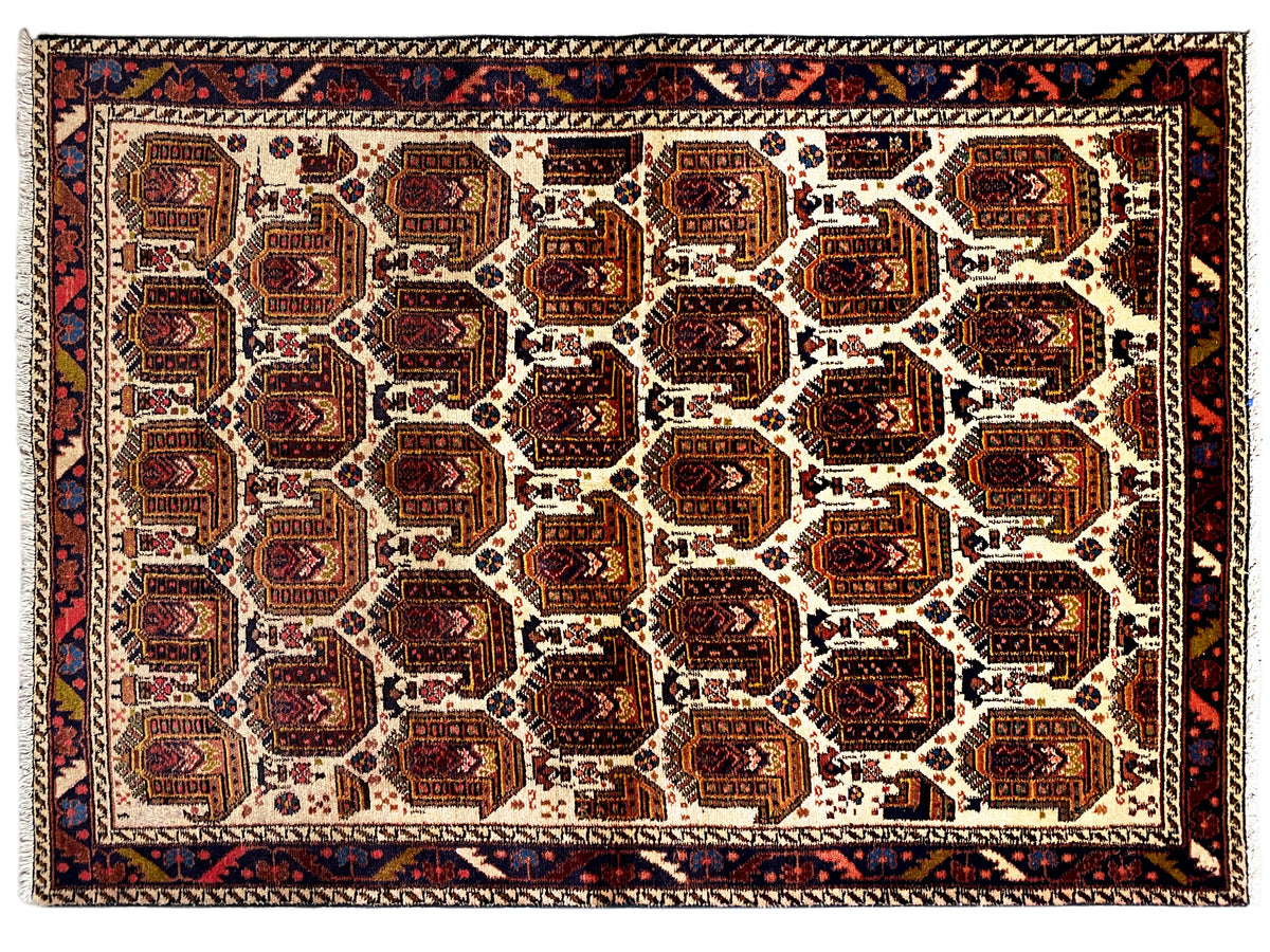 Shahre Babak rug (154x105 cm), rectangular view with a geometric medallion pattern