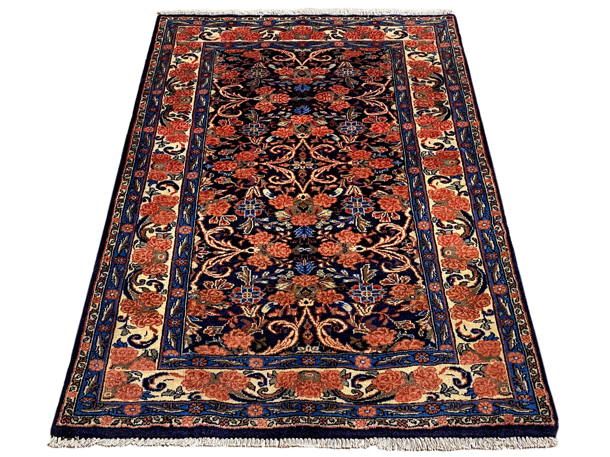 Rectangular rug with an Oriental blue-red pattern and fringes, 142×102 cm