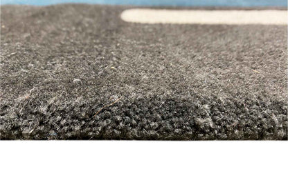 Hand-tufted rug 170x240 cm: Detail of the dark gray, fluffy rug surface