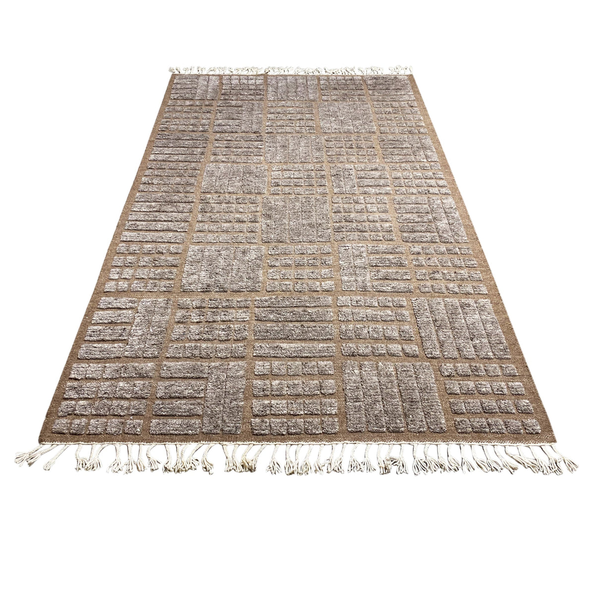 Brown rug 260x165 cm with a rectangular patterned grid and fringe along the edge