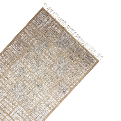 Brown rug 260x165 cm, light grid pattern and fringes at the corner