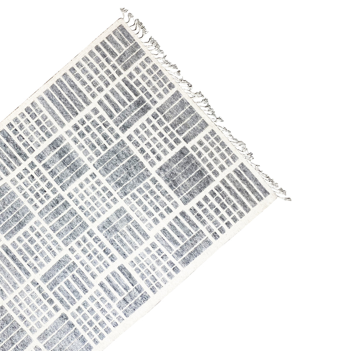 Rug from the side: geometric pattern in gray/white and fringes