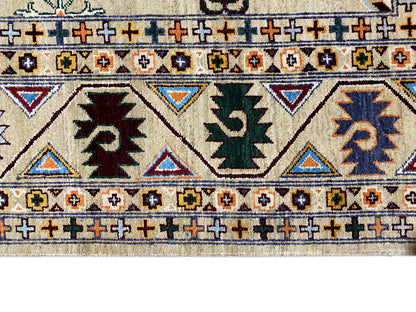Indo-afghanischer Teppich Detail: geometrische Ornamente, kräftige Blau-, Rot- und Grüntöne