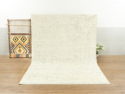 Teppich 300x250 cm in hellem Creme mit dunklen Punkten, gerade ausgelegt