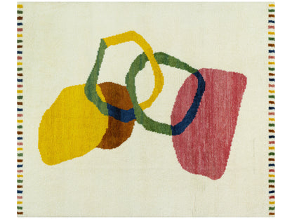 Teppich mit abstrakten Farbformen in Gelb, Grün, Rot und Blau, bunter Randfries