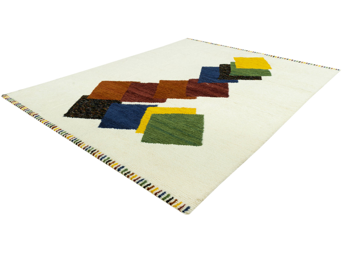 Teppich mit farbigem Quadratmuster in Blau, Braun, Grün und Gelb auf hellem Grund