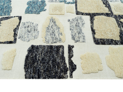 Teppich 240x170 cm Detail: strukturierte Webflächen in Schwarz, Creme und Blau, mit Fransen