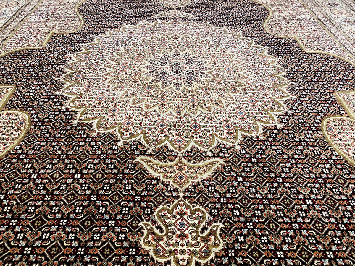 Indo Tabriz Teppich mit rundem Zentrummuster und dunkler, feiner Ornamentstruktur