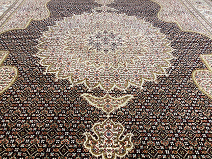 Indo Tabriz Teppich mit rundem Zentrummuster und dunkler, feiner Ornamentstruktur