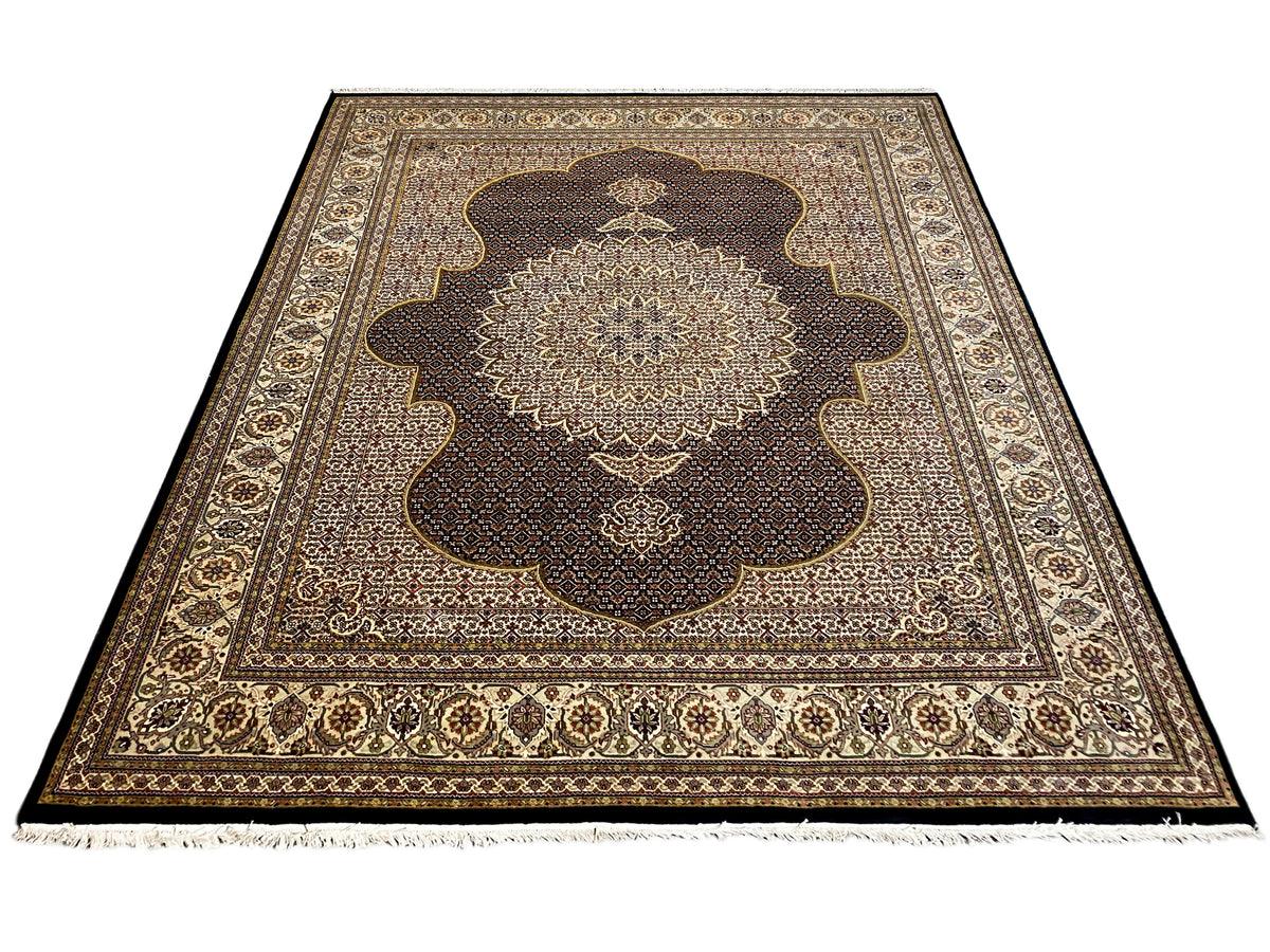 Teppich mit dunklerem Rahmen und floraler Bordüre, zentrales Ornament in Beige und Gold