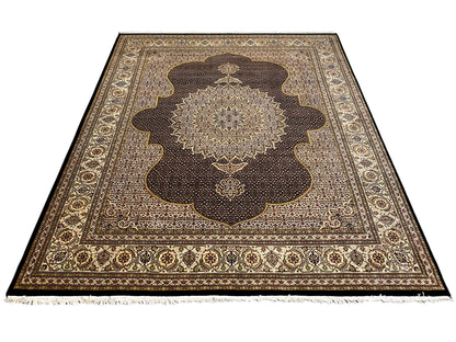 Teppich mit dunklerem Rahmen und floraler Bordüre, zentrales Ornament in Beige und Gold