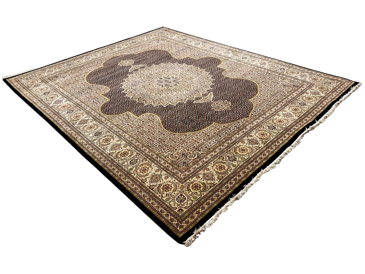 Quadratisch wirkender Teppich mit gemustertem Rand und dunklem Zentralornament