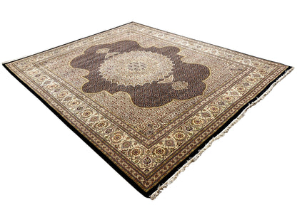 Quadratisch wirkender Teppich mit gemustertem Rand und dunklem Zentralornament