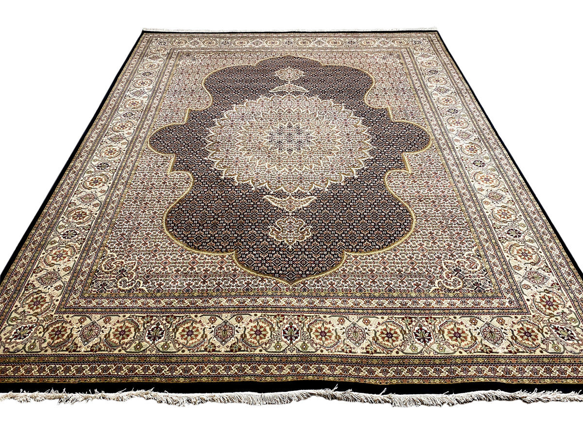 Teppich mit Medaillon in Beige, umgeben von dunklem Muster und verzierter Bordüre