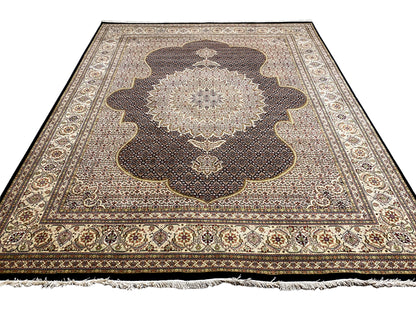 Teppich mit Medaillon in Beige, umgeben von dunklem Muster und verzierter Bordüre