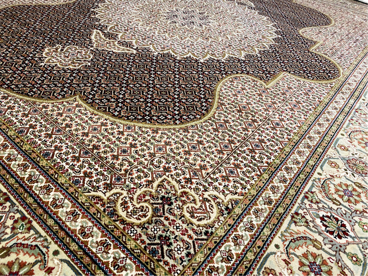 Nahansicht Teppichmuster: fein gestickte Details, Bordüre mit Ornamenten in Beige und Dunkelbraun