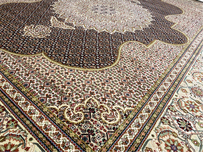 Nahansicht Teppichmuster: fein gestickte Details, Bordüre mit Ornamenten in Beige und Dunkelbraun