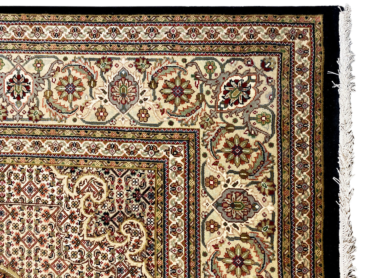 Teppich-Ecke mit farbintensivem Muster und Fransen am Rand