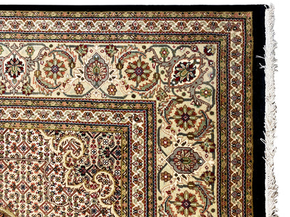 Teppich-Ecke mit farbintensivem Muster und Fransen am Rand