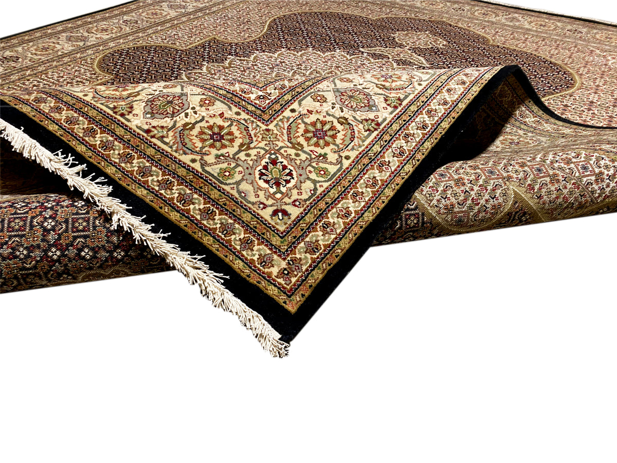 Indo Tabriz Teppich mit beigem Medaillon, Bordüre und Fransen am Rand