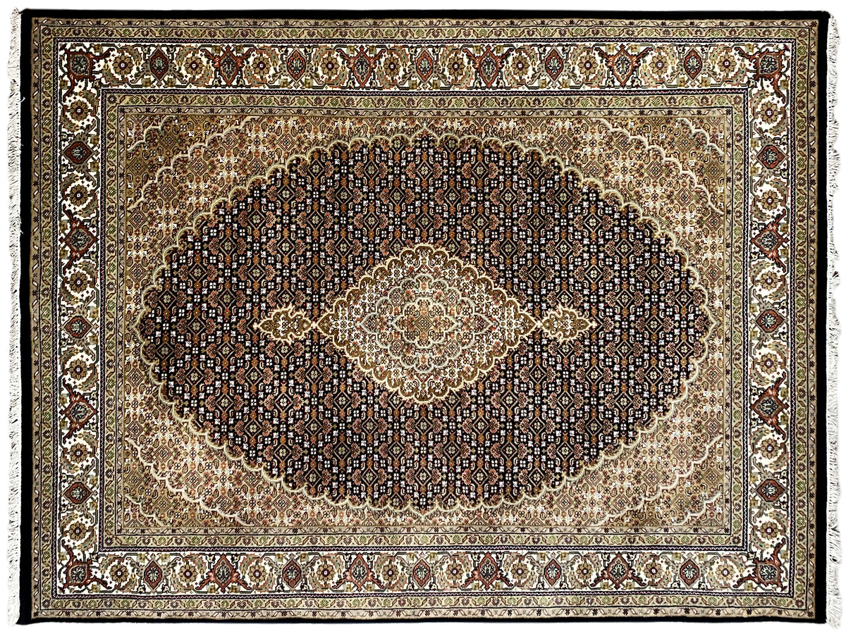 Indo-Tabriz-Teppich im Nahansicht-Look: dunkles Ornamente-Medaillon auf hellem Grund