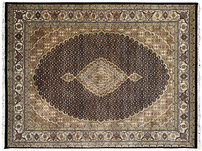Indo-Tabriz-Teppich im Nahansicht-Look: dunkles Ornamente-Medaillon auf hellem Grund