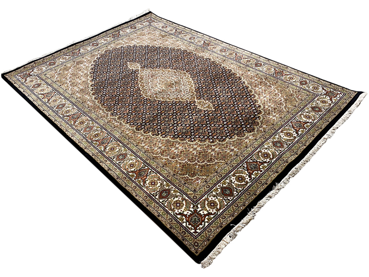 Quadratisch wirkender Teppich mit zentralem Medaillon und feiner Bordüre, braun und beige