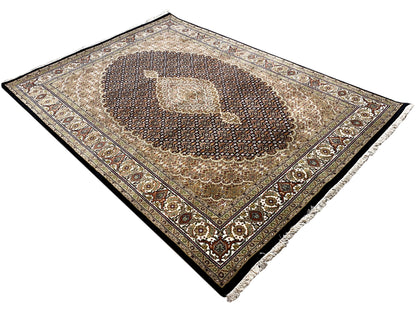 Quadratisch wirkender Teppich mit zentralem Medaillon und feiner Bordüre, braun und beige