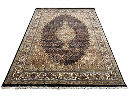 Teppich im Dreiecks-Perspektivbild: zentrales Medaillon, braun, beige und dunkle Akzente