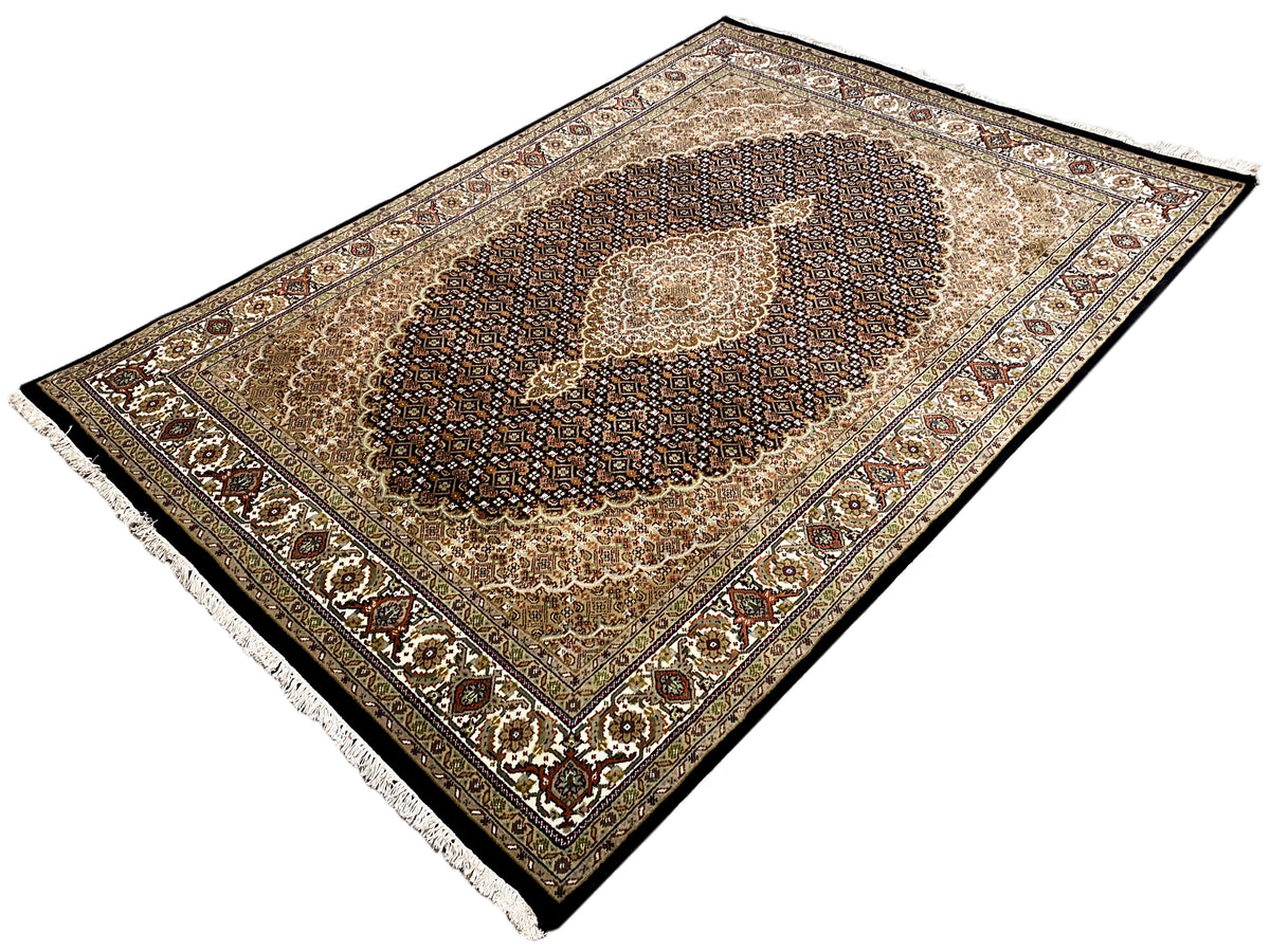 Indo-Tabriz-Teppich von der Seite gezeigt: Medaillonmotiv, braun-beige, mit Bordüren