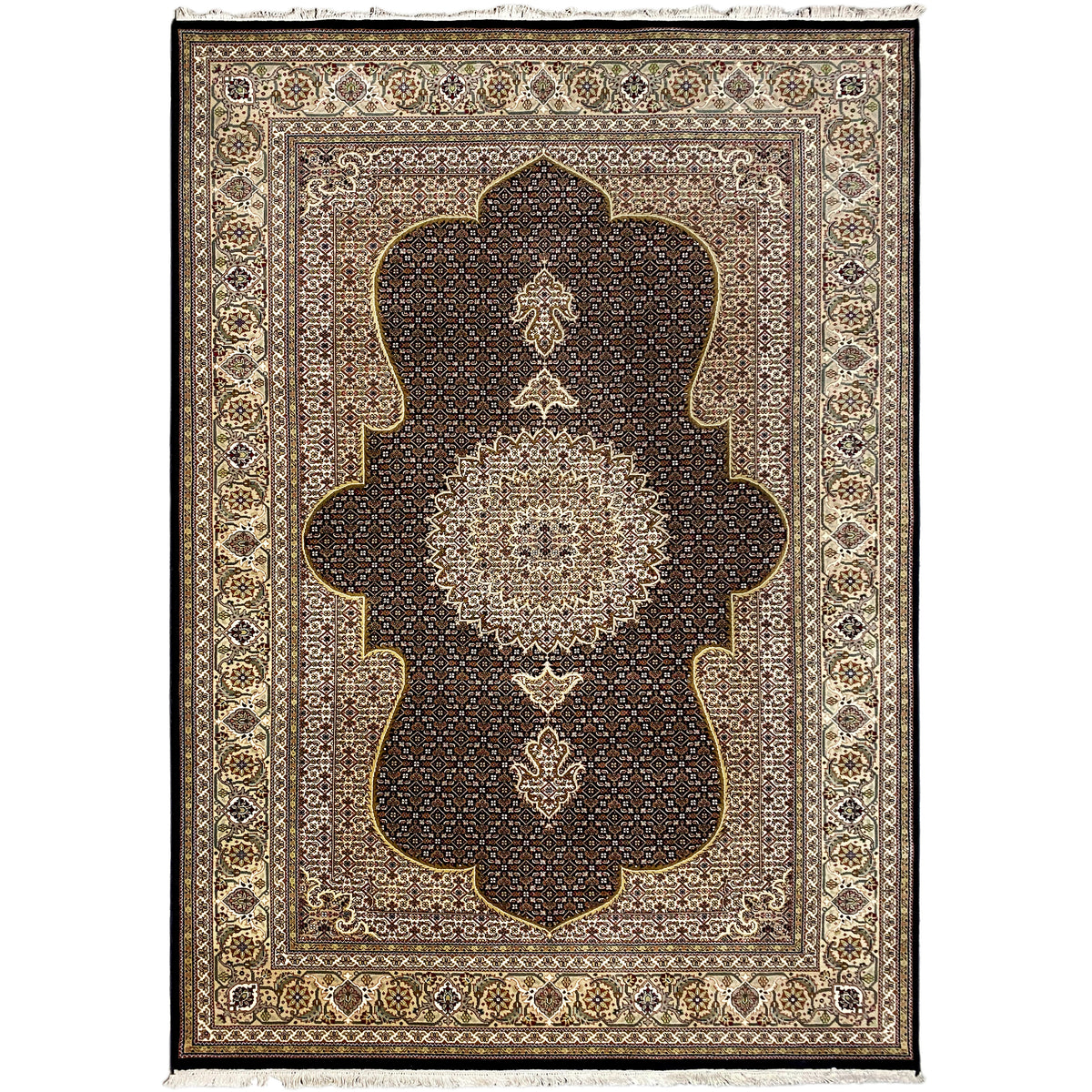 Indo Tabriz-Teppich: dunkelbraunes Feld mit hellem Medaillon, rautenförmigem Ornament und Rand
