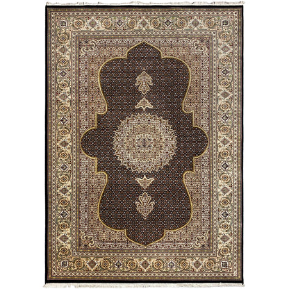 Indo Tabriz-Teppich: dunkelbraunes Feld mit hellem Medaillon, rautenförmigem Ornament und Rand