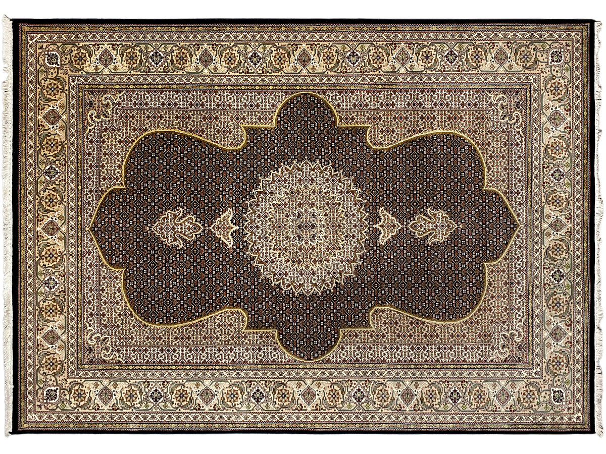 Indo Tabriz-Teppich mit dunkelbraunem Hauptmotiv, hellem Medaillon und ornamentalem Rand