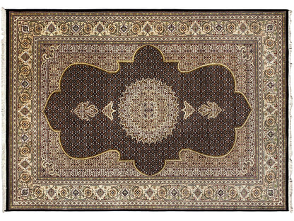 Indo Tabriz-Teppich mit dunkelbraunem Hauptmotiv, hellem Medaillon und ornamentalem Rand