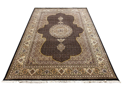 Indo Tabriz-Teppich: quadratisch wirkendes Design mit dunkelbrauner Grundfarbe und Randverzierung