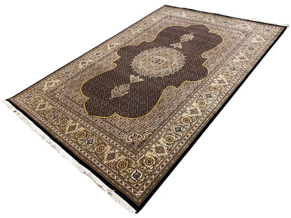 Indo Tabriz-Teppich mit dunkelbraunem Feld, beigen Ornamenten und eingefasster Bordüre